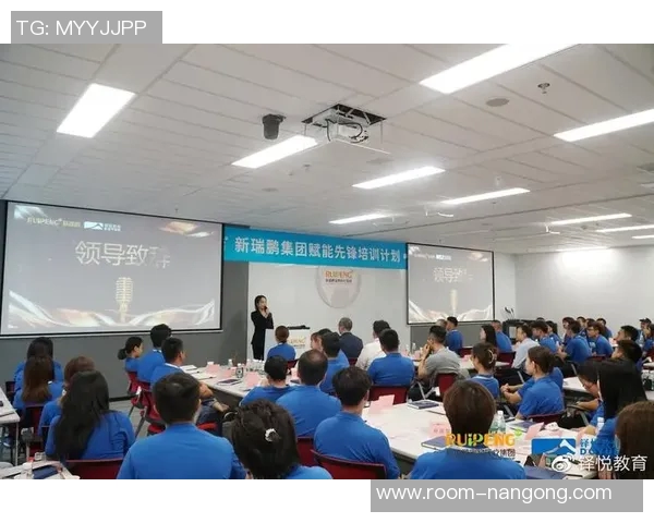 莫拉与教练团队携手队员们共同开启上任后的首次冬季训练课程