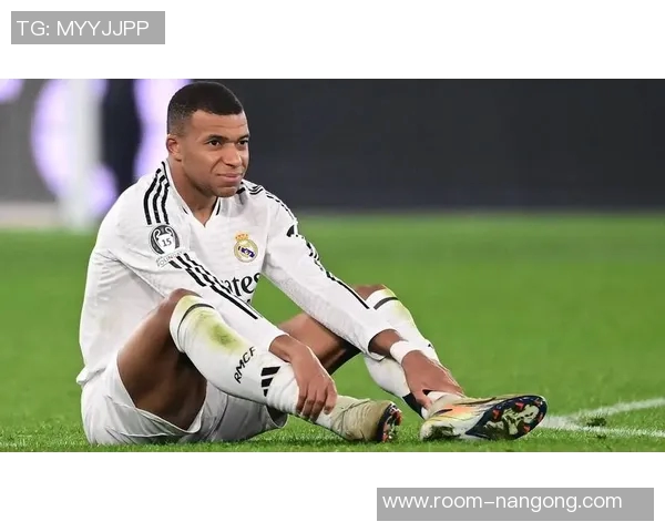 姆巴佩左膝不适与手指骨折仍执意出战展现求战决心